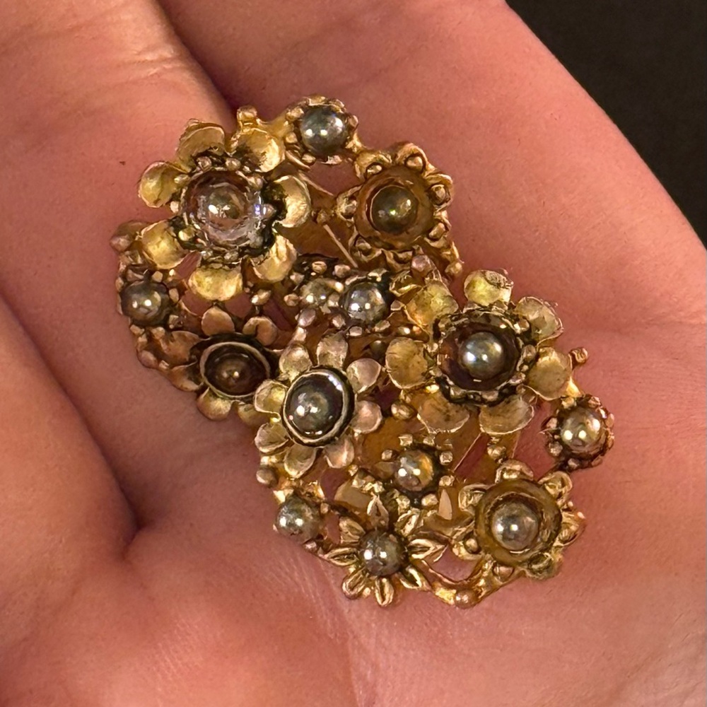 VTG Gorgeous Brassy Gold Floral Cluster w/ Grey Pearls Earrings - Picture 2 of 16